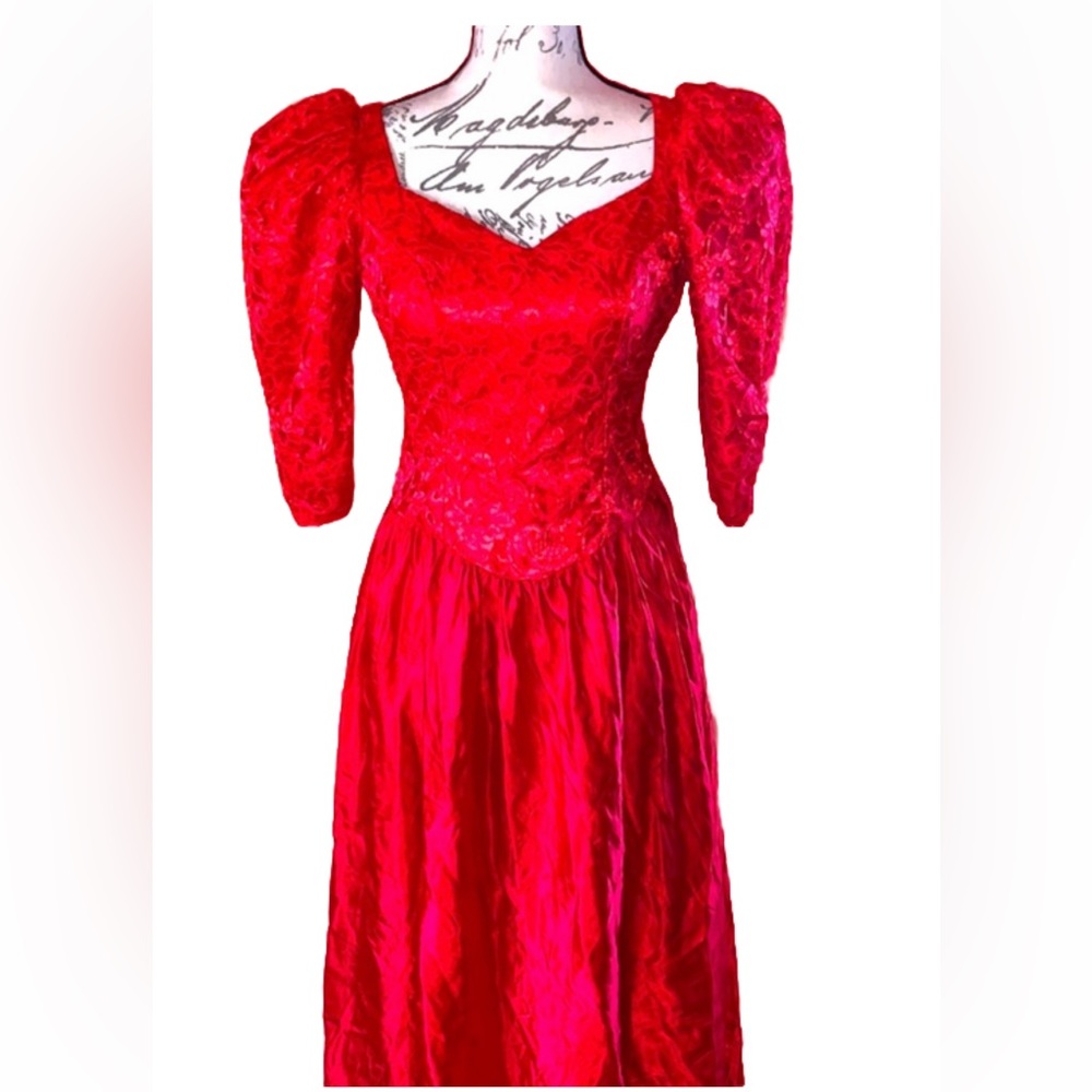 ❤️Vintage Bright Red Lace and Satin Evenin…